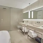 ヒルトン レイク 4*